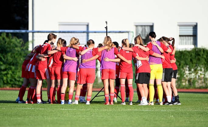 Fussball, Frauen, Saison 2022 2023, Testspiel, 1. FC Union Berlin - FC Viktoria 1889 Berlin (1:2), Union vor dem Spiel, 10.08. 2022, Copyright: xMatthiasxKochx