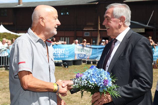 07.08.2022, Dresden, Sachsen, GER - Christoph Winkler (rechts) gratuliert Hans-Juergen Hansi Kreische nachtraeglich zum 75. Geburtstag. Galopprennbahn Dresden-Seidnitz. (Kreische, Winkler, Dynamo Dresden, Fussball, Ex-Fussballer) 220807D192DRESDEN.JPG *** 07 08 2022, Dresden, Saxony, GER Christoph Winkler right congratulates Hans Juergen Hansi Kreische belatedly to the 75th birthday racecourse Dresden Seidnitz Kreische, Winkler, Dynamo Dresden, football, ex footballer 220807D192DRESDEN JPG