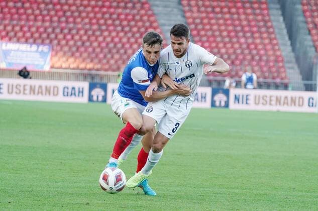 Foto Manuel Geisser 11.08.2022 Stadion Letzigrund UEFA Europa League Qualifikation 2022 2023 FC Zuerich - Linfield FC.Bild : Adrian Guerrero (FC Zuerich) (r.) gegen Joel Cooper (Linfield FC) Aktion Zweikampf