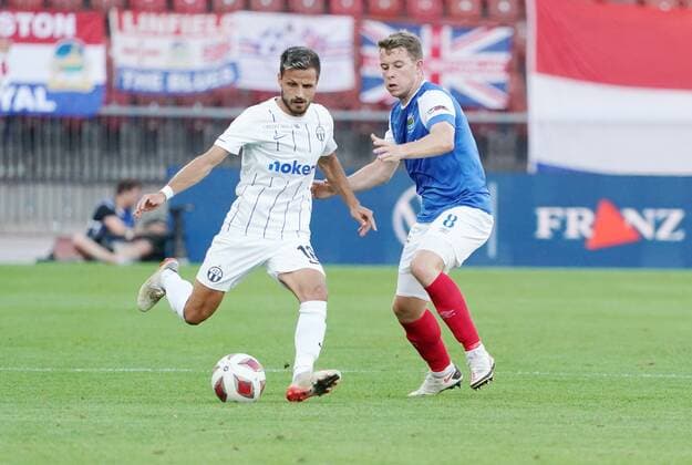 Foto Manuel Geisser 11.08.2022 Stadion Letzigrund UEFA Europa League Qualifikation 2022 2023 FC Zuerich - Linfield FC.Bild : Antonio Marchesano (FC Zuerich) gegen Kyle Mc Clean (Linfield FC) Aktion Zweikampf