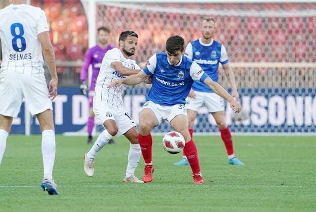 Foto Manuel Geisser 11.08.2022 Stadion Letzigrund UEFA Europa League Qualifikation 2022 2023 FC Zuerich - Linfield FC.Bild : Antonio Marchesano (FC Zuerich) gegen Cameron Palmer (Linfield FC) Aktion Zweikampf