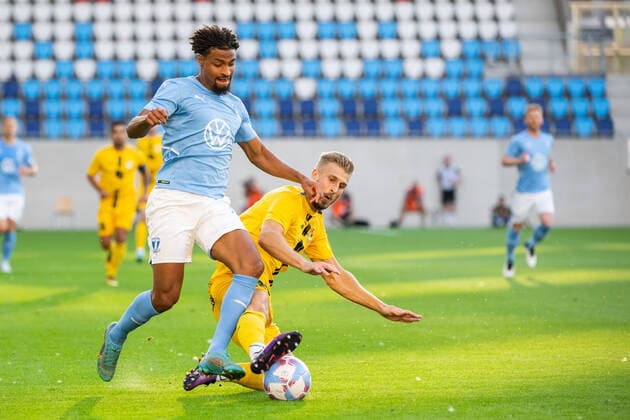 220811 Joseph Ceesay of Malmö and Vincent Decker of Diddeleng during the UEFA Europa League qualification between Diddeleng and Malmö FF on August 11, 2022 in Luxembourg. Photo: Daniel Stiller BILDBYRAN kod DS DS0267 fotboll football soccer fotball uefa europa league diddeleng malmö ff bbeng Copyright: DANIELxSTILLER BB220811DS017