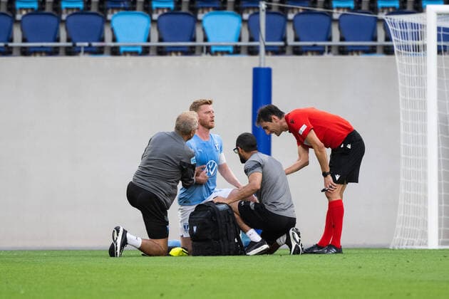 220811 Anders Christiansen of Malmö receives medical treatment during the UEFA Europa League qualification between Diddeleng and Malmö FF on August 11, 2022 in Luxembourg. Photo: Daniel Stiller BILDBYRAN kod DS DS0267 fotboll football soccer fotball uefa europa league diddeleng malmö ff bbeng Copyright: DANIELxSTILLER BB220811DS023