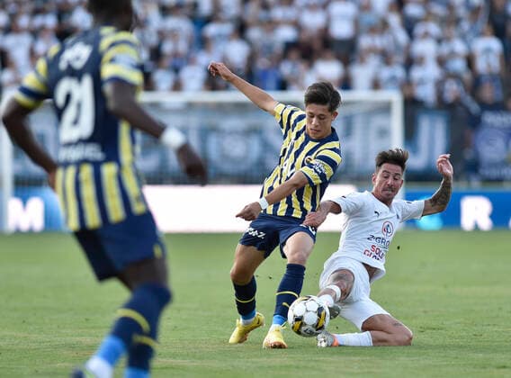 Odvetne utkani 3. predkola fotbalove Evropske ligy: 1. FC Slovacko - Fenerbahce Istanbul, 11. srpna 2022, Uherske Hradiste. Zleva Arda Guler z Fenerbahce a Milan Petrzela ze Slovacka. CTKPhotoP2022081107000  _DGL6031