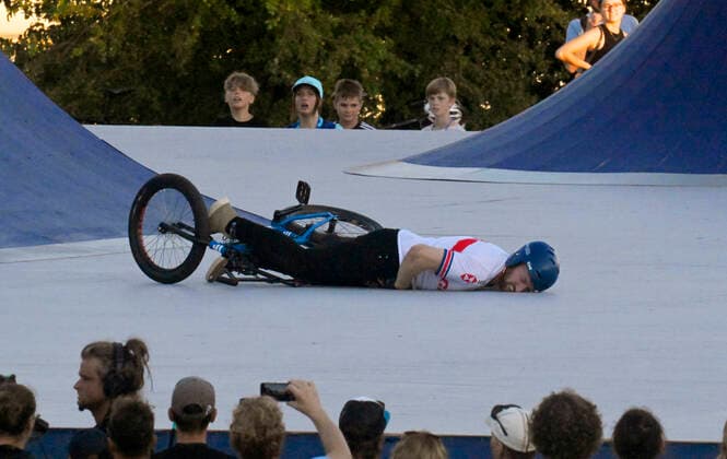 Sport Themen der Woche KW32 Sport Bilder des Tages 10.08.2022, European Championchips München 2022, Europäische Mehrsportveanstaltung im Olympiapark München, BMX-Herren Qualifikation, auf dem Olympiaberg, Declan Brooks (Großbritannien) liegt schwer verletzt nach seinem Sturz auf dem Bauch. *** 10 08 2022, European Championchips Munich 2022, European multi-sport event at Olympiapark Munich, BMX mens qualification, on the Olympic hill, Declan Brooks Great Britain lies badly injured after his fall on his stomach