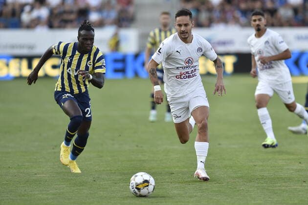 Odvetne utkani 3. predkola fotbalove Evropske ligy: 1. FC Slovacko - Fenerbahce Istanbul, 11. srpna 2022, Uherske Hradiste. Zleva Bruma z Fenerbahce a Daniel Holzer ze Slovacka. CTKPhotoP2022081106636 