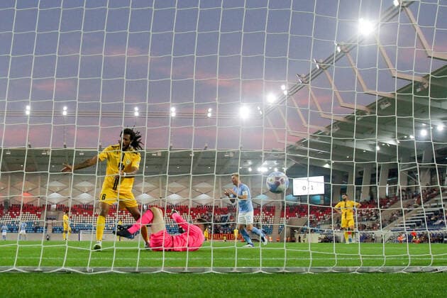 Nelito da Cruz - Vova (Düdelingen 6) und Lucas Fox (Torwart Düdelingen 1) kassieren das Gegentor zum 0:2, Hintertorkamera, Remote, Hintertor 11.08.2022 Fussball Europa League Qualifikation, 3. Runde, Rückspiel, Saison 2022-2023 11.08.2022 F91 Düdelingen (LUX) - Malmö FF (SWE) (Dudelange - Malmo) Stade de Luxembourg, Luxemburg