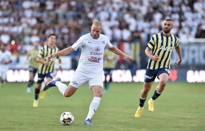 Odvetne utkani 3. predkola fotbalove Evropske ligy: 1. FC Slovacko - Fenerbahce Istanbul, 11. srpna 2022, Uherske Hradiste. Zleva Vlastimil Danicek ze Slovacka a Serdar Dursun z Fenerbahce. CTKPhotoP2022081106999  dg005
