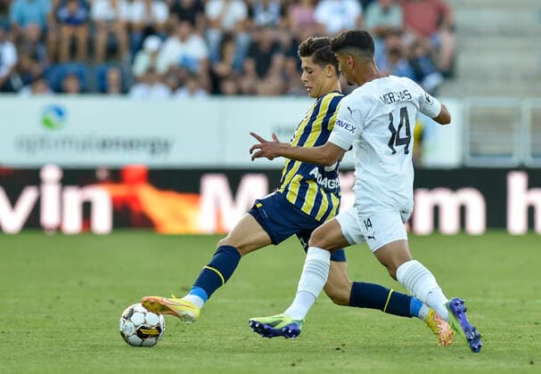 Odvetne utkani 3. predkola fotbalove Evropske ligy: 1. FC Slovacko - Fenerbahce Istanbul, 11. srpna 2022, Uherske Hradiste. Zleva Arda Guler z Fenerbahce a Merchas Doski ze Slovacka. CTKPhotoP2022081107001  dg004
