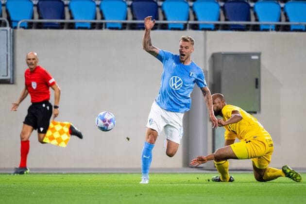 220811 Felix Beijmo of Malmö and Ivan Englaro of Diddeleng during the UEFA Europa League qualification between Diddeleng and Malmö FF on August 11, 2022 in Luxembourg. Photo: Daniel Stiller BILDBYRAN kod DS DS0267 fotboll football soccer fotball uefa europa league diddeleng malmö ff bbeng Copyright: DANIELxSTILLER BB220811DS059
