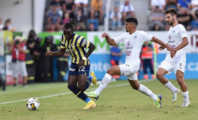 Odvetne utkani 3. predkola fotbalove Evropske ligy: 1. FC Slovacko - Fenerbahce Istanbul, 11. srpna 2022, Uherske Hradiste. Zleva Bruma z Fenerbahce, Merchas Doski ze Slovacka a Michal Travnik ze Slovacka. CTKPhotoP2022081106998  dg003