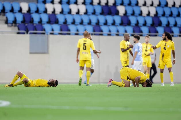 Mehdi Kirch (Kapitän Düdelingen 24) und Aldin Skenderovic (Düdelingen 4) ist enttaeuscht, frustriert, Entaeuschung, Frust, Emotionen am Boden nach Ausscheiden 11.08.2022 Fussball Europa League Qualifikation, 3. Runde, Rückspiel, Saison 2022-2023 11.08.2022 F91 Düdelingen (LUX) - Malmö FF (SWE) (Dudelange - Malmo) Stade de Luxembourg, Luxemburg