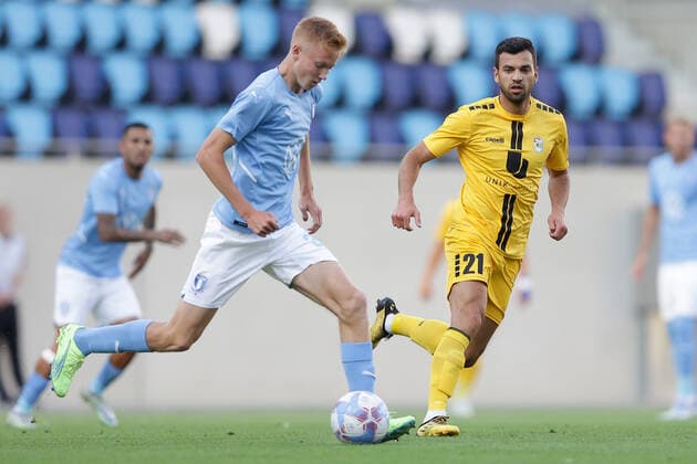 Dejvid Sinani (Düdelingen 21) im Zweikampf mit Hugo Larsson (Malmö 31) 11.08.2022 Fussball Europa League Qualifikation, 3. Runde, Rückspiel, Saison 2022-2023 11.08.2022 F91 Düdelingen (LUX) - Malmö FF (SWE) (Dudelange - Malmo) Stade de Luxembourg, Luxemburg