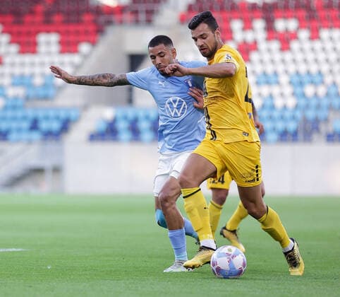 Dejvid Sinani (Düdelingen 21) im Zweikampf mit Sergio Pena (Malmö 8 - Pena) 11.08.2022 Fussball Europa League Qualifikation, 3. Runde, Rückspiel, Saison 2022-2023 11.08.2022 F91 Düdelingen (LUX) - Malmö FF (SWE) (Dudelange - Malmo) Stade de Luxembourg, Luxemburg