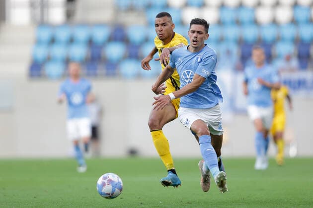 Joao Magno (Düdelingen 9) im Zweikampf mit Dennis Hadzikadunic (Malmö 21) 11.08.2022 Fussball Europa League Qualifikation, 3. Runde, Rückspiel, Saison 2022-2023 11.08.2022 F91 Düdelingen (LUX) - Malmö FF (SWE) (Dudelange - Malmo) Stade de Luxembourg, Luxemburg