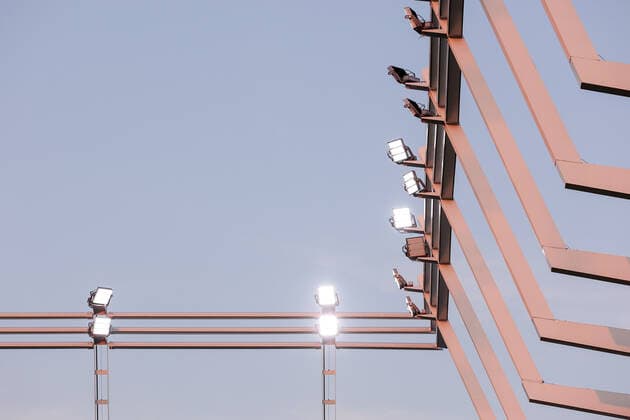 Die Dachstruktur und Flutlichtanlage des Stadions im Sonnenuntergangslicht, ARchitektur, 11.08.2022 Fussball Europa League Qualifikation, 3. Runde, Rückspiel, Saison 2022-2023 11.08.2022 F91 Düdelingen (LUX) - Malmö FF (SWE) (Dudelange - Malmo) Stade de Luxembourg, Luxemburg
