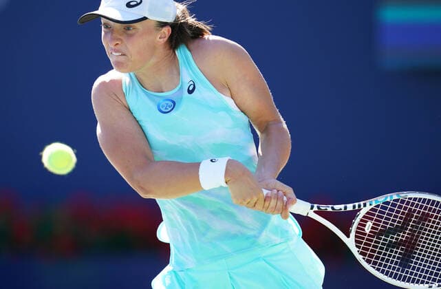 August 11, 2022, Toronto, Ontario, Canada: World number one ranked WTA, Tennis Damen player IGA SWIATEK hits a shot during her match against Beatriz Haddad Maia. Haddad Mia would go on to win the match 2 sets to 1, eliminating Swiatek from the National Bank Open Tournament. Toronto Canada - ZUMAm215 20220811_zip_m215_003 Copyright: xArlynxMcAdoreyx