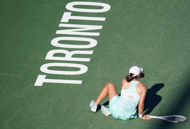 Sport Bilder des Tages August 11, 2022, Toronto, Ontario, Canada: World number one ranked WTA, Tennis Damen player IGA SWIATEK gets up after falling during her match against Beatriz Haddad Maia. Haddad Mia would go on to win the match 2 sets to 1, eliminating Swiatek from the National Bank Open Tournament. Toronto Canada - ZUMAm215 20220811_zip_m215_008 Copyright: xArlynxMcAdoreyx