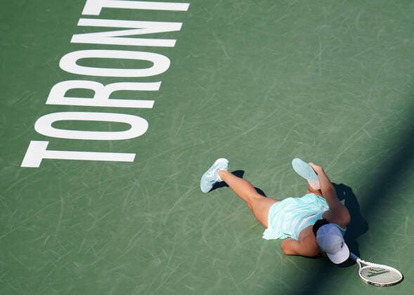 August 11, 2022, Toronto, Ontario, Canada: World number one ranked WTA, Tennis Damen player IGA SWIATEK falls during her match against Beatriz Haddad Maia. Haddad Mia would go on to win the match 2 sets to 1, eliminating Swiatek from the National Bank Open Tournament. Toronto Canada - ZUMAm215 20220811_zip_m215_011 Copyright: xArlynxMcAdoreyx