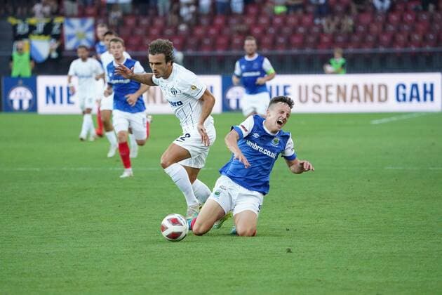 Foto Manuel Geisser 11.08.2022 Stadion Letzigrund UEFA Europa League Qualifikation 2022 2023 FC Zuerich - Linfield FC. 3:0 Bild : Lindrit Kambetri (FC Zuerich) gegen Joel Cooper (Linfield FC) ( r.)Aktion Zweikampf