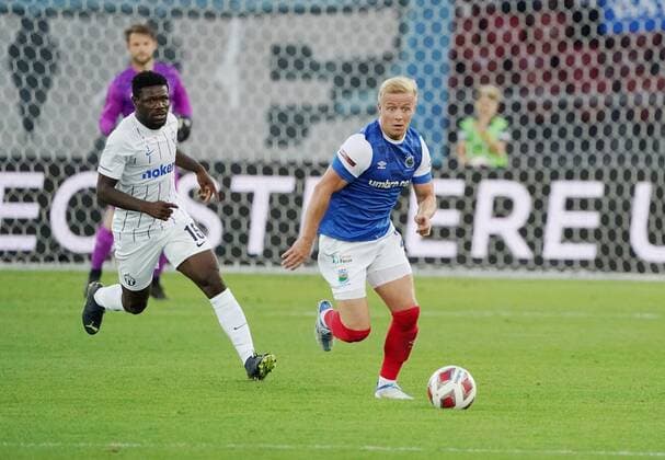 Foto Manuel Geisser 11.08.2022 Stadion Letzigrund UEFA Europa League Qualifikation 2022 2023 FC Zuerich - Linfield FC. 3:0 Bild : Aiyegun Tosin (FC Zuerich) - Conor Pepper (Linfield FC) (r.) Aktion Zweikampf