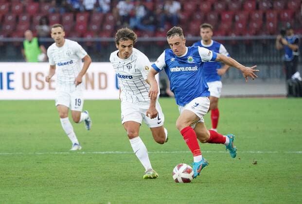 Foto Manuel Geisser 11.08.2022 Stadion Letzigrund UEFA Europa League Qualifikation 2022 2023 FC Zuerich - Linfield FC. 3:0 Bild : Lindrit Kambetri (FC Zuerich) gegen Joel Cooper (Linfield FC) ( r.)Aktion Zweikampf