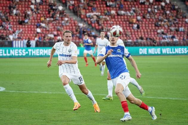 Foto Manuel Geisser 11.08.2022 Stadion Letzigrund UEFA Europa League Qualifikation 2022 2023 FC Zuerich - Linfield FC.Bild : Marc Hornschuh (FC Zuerich) gegen Eetu Vertainen (Linfield FC) ( r.)Aktion Zweikampf