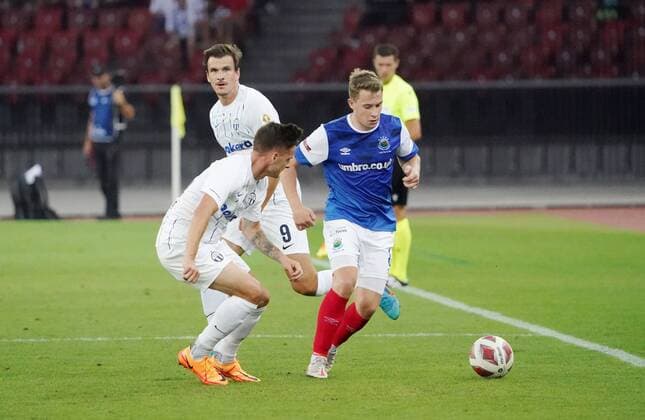 Foto Manuel Geisser 11.08.2022 Stadion Letzigrund UEFA Europa League Qualifikation 2022 2023 FC Zuerich - Linfield FC. 3:0 Bild : Ethan Devine (Linfield FC) (r.) Aktion Zweikampf