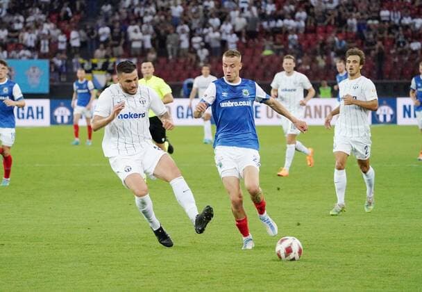 Foto Manuel Geisser 11.08.2022 Stadion Letzigrund UEFA Europa League Qualifikation 2022 2023 FC Zuerich - Linfield FC. 3:0 Bild : Mirlind Kryeziu (FC Zuerich) - Eetu Vertainen (Linfield FC) Aktion Zweikampf