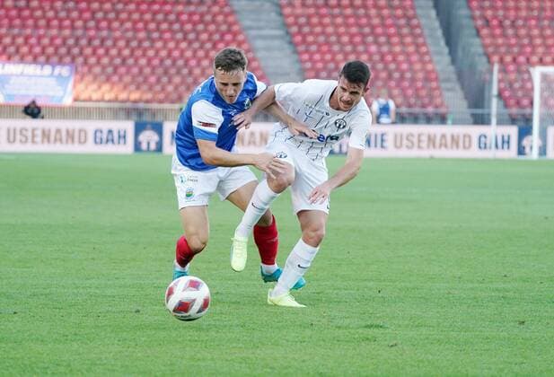 Foto Manuel Geisser 11.08.2022 Stadion Letzigrund UEFA Europa League Qualifikation 2022 2023 FC Zuerich - Linfield FC 3:0 .Bild : Joel Cooper (Linfield FC) Adrian Guerrero (FC Zuerich) (r.) Aktion