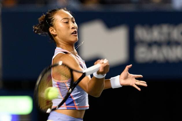 TORONTO, ON - AUGUST 11: Qinwen Zheng returns the ball during her National Bank Open tennis tournament third round match on August 11, 2022, at Sobeys Stadium in Toronto, ON, Canada. (Photo by Julian Avram Icon Sportswire) TENNIS: AUG 11 National Bank Open Icon2208113484
