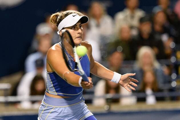 TORONTO, ON - AUGUST 11: Bianca Andreescu returns the ball during her National Bank Open tennis tournament third round match on August 11, 2022, at Sobeys Stadium in Toronto, ON, Canada. (Photo by Julian Avram Icon Sportswire) TENNIS: AUG 11 National Bank Open Icon2208113487