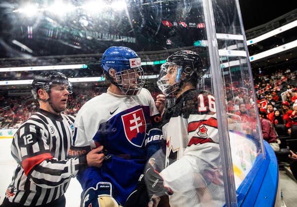 Sport Bilder des Tages August 11, 2022, EDMONTON, AB, CANADA: Canada s Connor Bedard (16) and Slovakia s Maxim Strbak (4) have words during second period IIHF World Junior Hockey Championship action in Edmonton on Thursday August 11, 2022. Canada News - August 11, 2022  - ZUMAc35_ 20220811_zaf_c35_226 Copyright: xJasonxFransonx