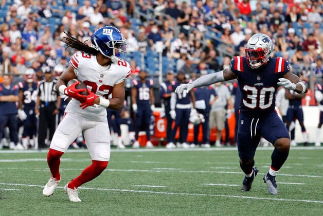Sport Themen der Woche KW32 Sport Bilder des Tages FOXBOROUGH, MA - AUGUST 11: New York Giants defensive back Michael Jacquet (23) turns after a catch as New England Patriots linebacker Mack Wilson Sr. (30) moves in for the stop during an NFL, American Football Herren, USA preseason game between the New England Patriots and the New York Giants on August 11, 2022, at Gillette Stadium in Foxborough, Massachusetts. (Photo by Fred Kfoury III Icon Sportswire) NFL: AUG 11 Preseason - Giants at Patriots Icon482220811008