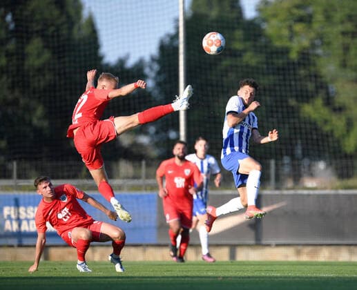 Sport Themen der Woche KW32 Sport Bilder des Tages Fussball, Herren, Saison 2022 2023, Regionalliga Nordost (2. Spieltag), Hertha BSC II - SV Babelsberg 03, v. l. Janne Sietan (SV Babelsberg 03), Ensar Aksakal (Hertha BSC II), 12.08. 2022, *** Football, Men, Season 2022 2023, Regionalliga Nordost 2 Matchday , Hertha BSC II SV Babelsberg 03, v l Janne Sietan SV Babelsberg 03 , Ensar Aksakal Hertha BSC II , 12 08 2022, Copyright: xSebastianxRäppold MatthiasxKochx