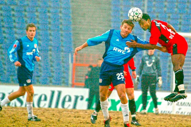 Aus 1. BL. Saison 2002 03 Hannover 96 - Bayer Leverkusen 1:2 am 22.02.2003- Im Foto: Han96 Spieler Julian de Guzman im Kopfball Bernd Schneider 25 *** From 1 BL season 2002 03 Hannover 96 Bayer Leverkusen 1 2 on 22 02 2003 In photo Han96 player Julian de Guzman in header Bernd Schneider 25