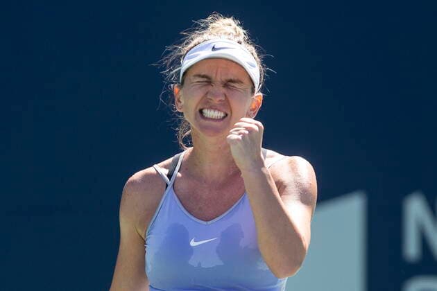 Sport Bilder des Tages August 12, 2022, TORONTO, ON, Canada: Simona Halep celebrates her straights set win over Coco Gauff, in Women s National Bank Open tennis action in Toronto, Friday, August 12, 2022. Simona Halep  - ZUMAc35_ 20220812_zaf_c35_041 Copyright: xChrisxYoungx