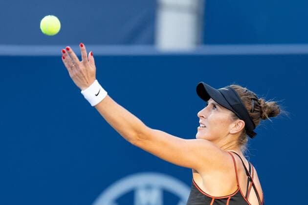TORONTO, ON - AUGUST 12: Belinda Bencic (SUI) serves the ball during her National Bank Open WTA, Tennis Damen tennis tournament Quarterfinal match on August 12, 2022, at Sobeys Stadium in Toronto, ON, Canada. (Photo by Julian Avram Icon Sportswire) TENNIS: AUG 12 National Bank Open Icon2208117253