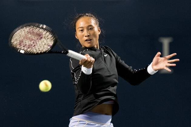 TORONTO, ON - AUGUST 12: Qinwen Zheng (CHN) returns the ball during her National Bank Open WTA, Tennis Damen tennis tournament Quarterfinal match on August 12, 2022, at Sobeys Stadium in Toronto, ON, Canada. (Photo by Julian Avram Icon Sportswire) TENNIS: AUG 12 National Bank Open Icon2208117314