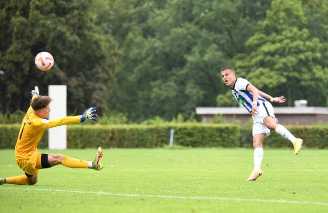 Fussball, A-Junioren, Saison 2022 2023, A-Junioren Bundesliga Nord Nordost (1. Spieltag), Hertha BSC U19 - RB Leipzig U19, Leander Popp (U19, Hertha BSC) erzielt das Tor zum 1:0 gegen Torhüter Jonas Nickisch (U19, RB Leipzig), 13.08. 2022,