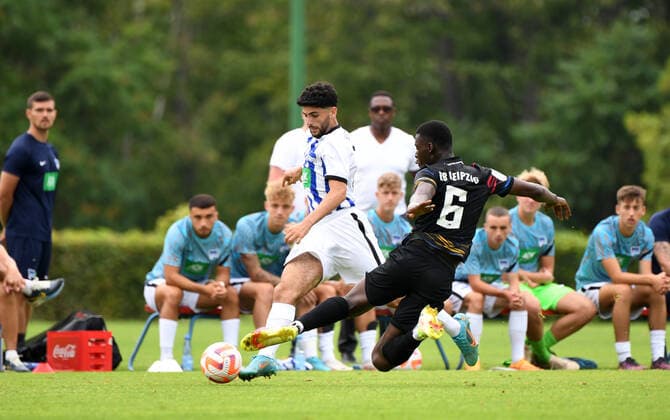 Fussball, A-Junioren, Saison 2022 2023, A-Junioren Bundesliga Nord Nordost (1. Spieltag), Hertha BSC U19 - RB Leipzig U19, v. l. Teoman Gündüz (U19, Hertha BSC), Bigo Atom (U19, RB Leipzig), 13.08. 2022,