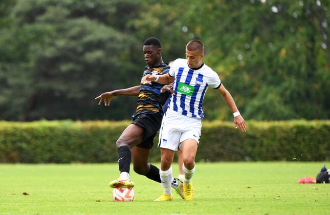 Fussball, A-Junioren, Saison 2022 2023, A-Junioren Bundesliga Nord Nordost (1. Spieltag), Hertha BSC U19 - RB Leipzig U19, v. l. Bigo Atom (U19, RB Leipzig), Leander Popp (U19, Hertha BSC), 13.08. 2022,