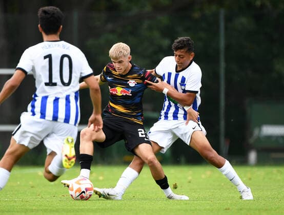 Fussball, A-Junioren, Saison 2022 2023, A-Junioren Bundesliga Nord Nordost (1. Spieltag), Hertha BSC U19 - RB Leipzig U19, v. l. Ibrahim Maza (U19, Hertha BSC), Yannick Freischlad (U19, RB Leipzig), Eliyas Strasner (U19, Hertha BSC), 13.08. 2022,