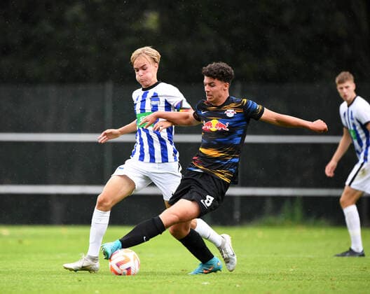 Fussball, A-Junioren, Saison 2022 2023, A-Junioren Bundesliga Nord Nordost (1. Spieltag), Hertha BSC U19 - RB Leipzig U19, v. l. Lukas Michelbrink (U19, Hertha BSC), Aris Bayindir (U19, RB Leipzig), 13.08. 2022,