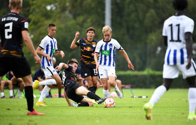 Fussball, A-Junioren, Saison 2022 2023, A-Junioren Bundesliga Nord Nordost (1. Spieltag), Hertha BSC U19 - RB Leipzig U19, v. l. Tom Wulf (U19, RB Leipzig), Bence Dardai (U19, Hertha BSC), Elias Lenz (U19, RB Leipzig), Lukas Michelbrink (U19, Hertha BSC), Pepe Pereira Mendes (U19, Hertha BSC), 13.08. 2022,