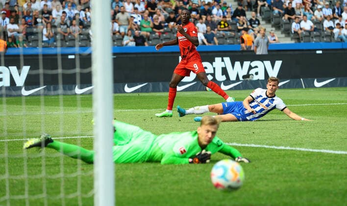 Sport Themen der Woche KW32 13.08.2022, xtgx, Fussball 1.Bundesliga, Hertha BSC Berlin - Eintracht Frankfurt emspor, v.l. Randal Kolo Muani (Eintracht Frankfurt) Maximilian Mittelstaedt (Hertha BSC Berlin) Oliver Christensen (Hertha BSC Berlin) (DFL DFB REGULATIONS PROHIBIT ANY USE OF PHOTOGRAPHS as IMAGE SEQUENCES and or QUASI-VIDEO) Berlin *** 13 08 2022, xtgx, football 1 Bundesliga, Hertha BSC Berlin Eintracht Frankfurt emspor, v l Randal Kolo Muani Eintracht Frankfurt Maximilian Mittelstaedt Hertha BSC Berlin Oliver Christensen Hertha BSC Berlin DFL DFB REGULATIONS PROHIBIT ANY USE OF PHOTOGRAPHS as IMAGE SEQUENCES and or QUASI VIDEO Berlin