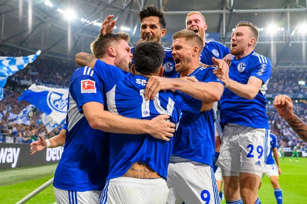 Sport Themen der Woche KW32 Sport Bilder des Tages Fußball: 1. Liga, Saison 2022 2023, 2. Spieltag, FC Schalke 04 - Borussia Mönchengladbach am 13.08.2022 in der Veltins-Arena in Gelsenkirchen. Tor zum 2:2, Torjubel, Jubel, Freude von Schalke s Marius Bülter DFL REGULATIONS PROHIBIT ANY USE OF PHOTOGRAPHS AS IMAGE SEQUENCES AND OR QUASI-VIDEO. *** Soccer 1 league, season 2022 2023, 2 matchday, FC Schalke 04 Borussia Mönchengladbach on 13 08 2022 in the Veltins Arena in Gelsenkirchen goal to 2 2, goal celebration, cheers, joy of Schalke s Marius Bülter DFL REGULATES PROHIBIT ANY USE OF PHOTOGRAPHS AS IMAGE SEQUENCES AND OR QUASI VIDEO Copyright: xNeundorf Kirchner-Mediax