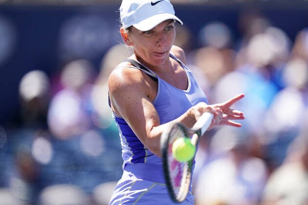 August 13, 2022, Toronto, Ontario, Canada: SIMONA HALEP hits a shot during her game against Jessica Pegula at the National Bank Open semi-finals in Toronto. Halep would go on to win the match 6-2, 3-6, 4-6, and advance to the final match of the National Bank Open in Toronto. Toronto Canada - ZUMAm215 20220813_zip_m215_005 Copyright: xArlynxMcAdoreyx