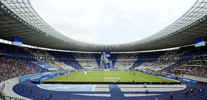 Sport Themen der Woche KW32 Herthafans Ostkurve Riesenchoreografie drei Generationen Fahnen im Olympiastadion Sportstätte Übersicht der Berliner gross nund klein schwört auf den Verein Fußball Fussball DFL Bundesliga Herren 2.Spieltag Saison 2022 2023 13.08.2022 Hertha BSC Berlin vs. SG Eintracht Frankfurt SGE *** Herthafans Ostkurve giant choreography three generations flags in the Olympiastadion sports venue overview of Berlin big nand small swears on the club sports football soccer DFL Bundesliga men 2 matchday season 2022 2023 13 08 2022 Hertha BSC Berlin vs SG Eintracht Frankfurt SGE