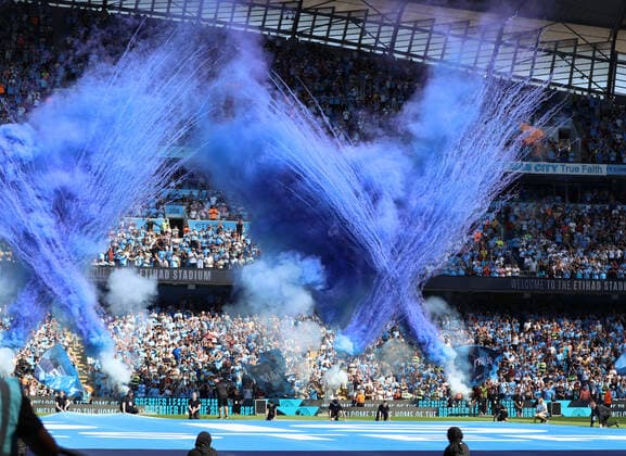 Sport Themen der Woche KW32 Sport Bilder des Tages 13th August 2022; City Stadium, Manchester, England; Premier League football, Manchester City versus Bournemouth FC; Pyrotechnics and smoke flares greet the Manchester City players as they take to the field  ActionPlus12417701 DavidxBlunsden